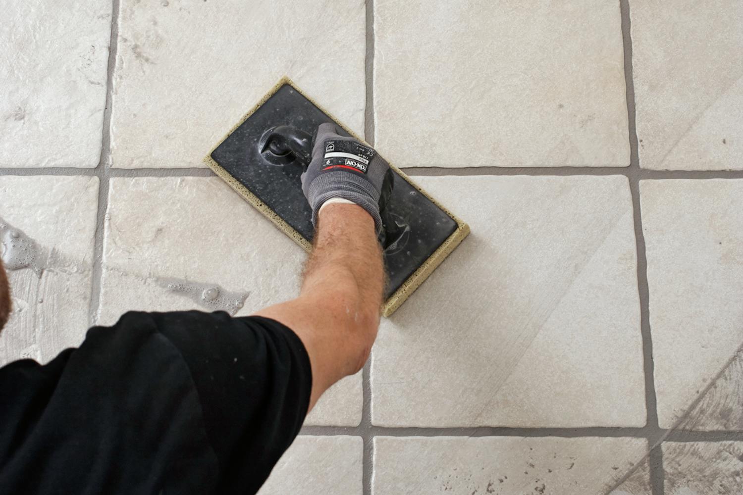 Fugingen er ikke siste oppgave. Du skal fjerne det gråaktige fugesløret et par timer etter at du har fuget.